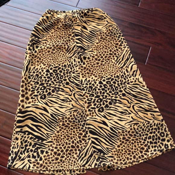 Leopard jungle print skirt with front slit. - Picture 4 of 5